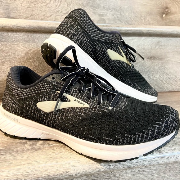 Brooks Running Shoes Revel 3 Black BioMoGo DNA Lace-up Woman like New - Picture 1 of 11